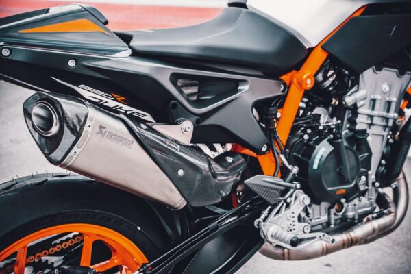 KIT AKRAPOVIČ "EVOLUTION LINE" - immagine 3
